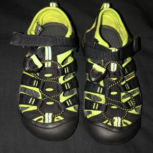 Youth Keen - size 12